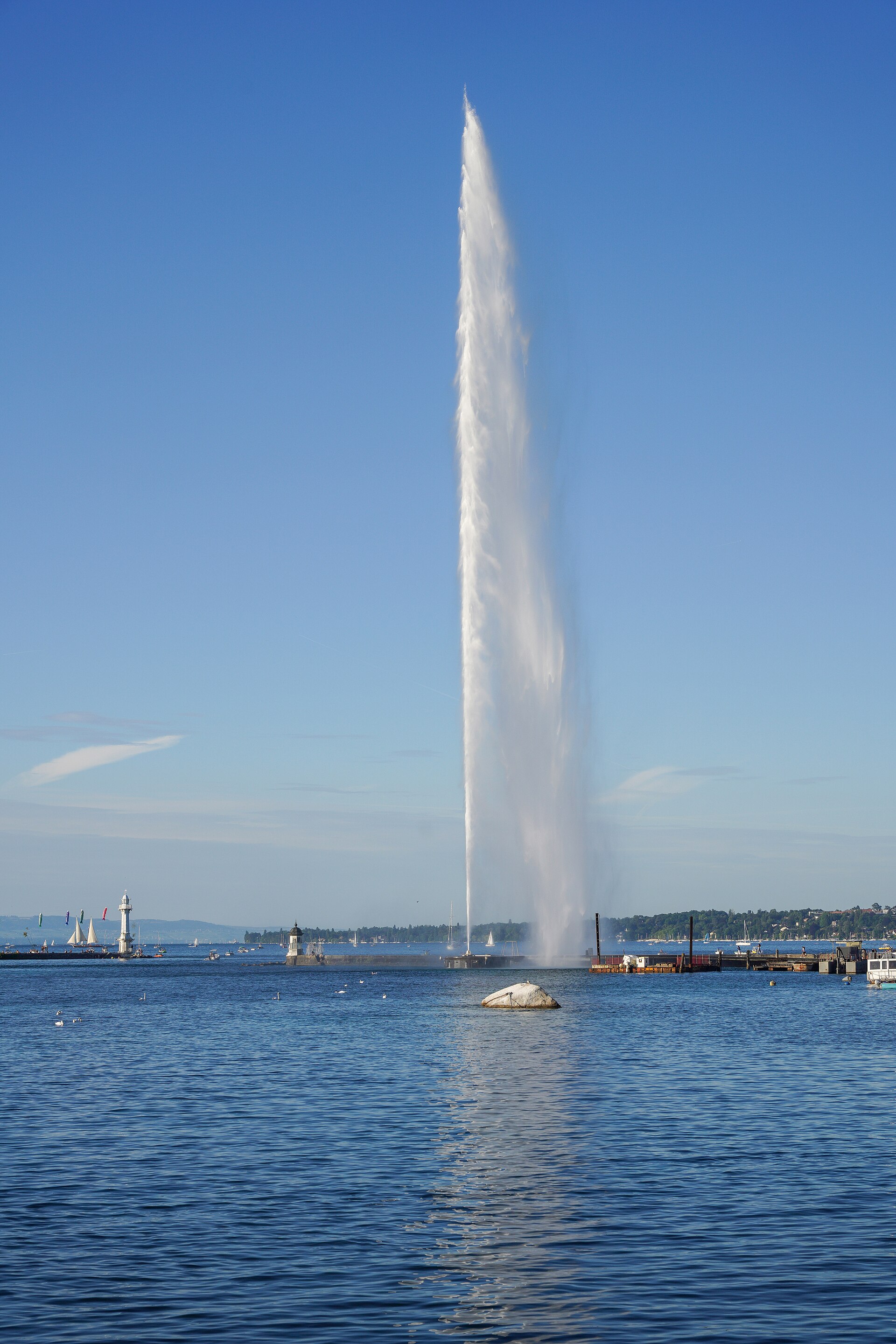 Vue panoramique de Geneve avec le Jet d'Eau, la rade et le Mont Saleve